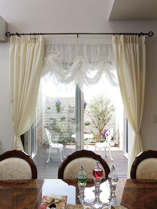 写真：ダイニングから見た中庭