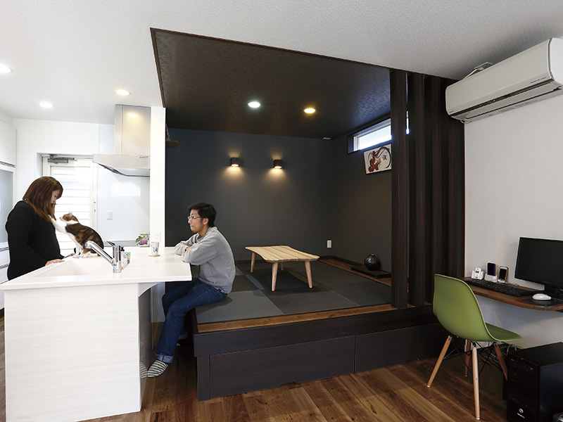 写真：ダイニングと小上がりの和室