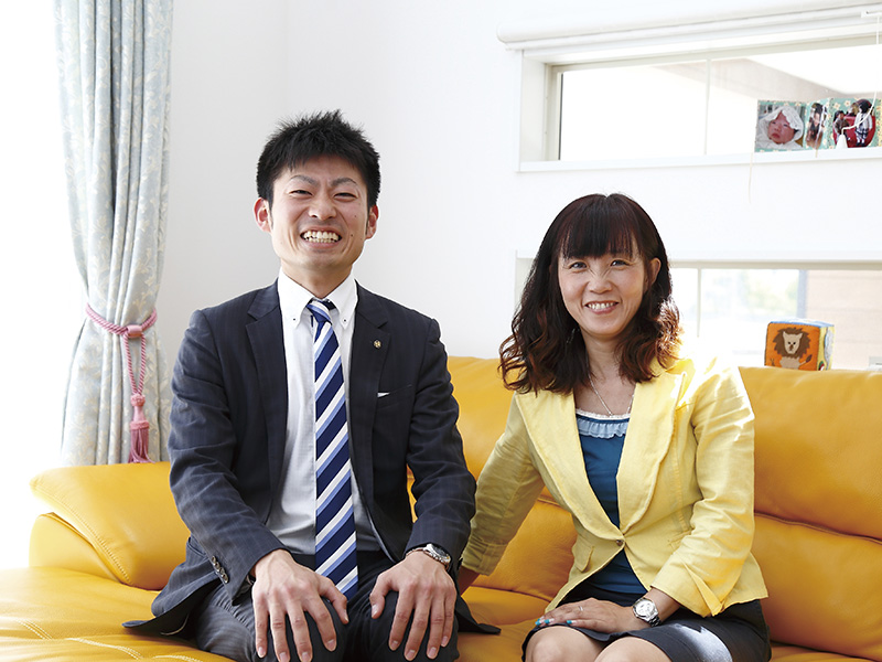 写真：施主様と担当者（左）