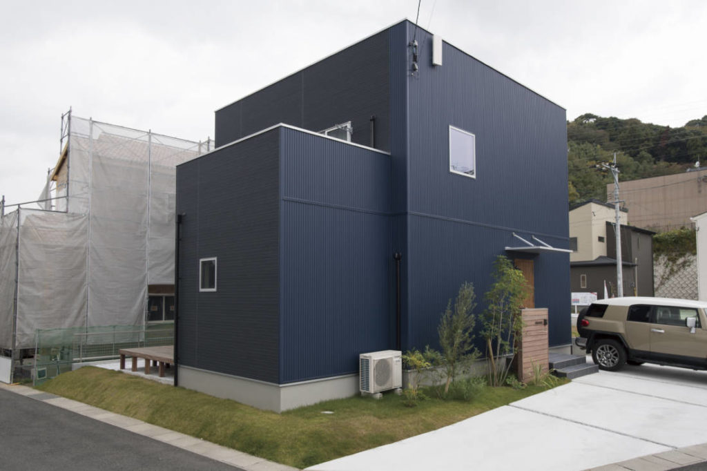 写真：「四角い家」をイメージした外観