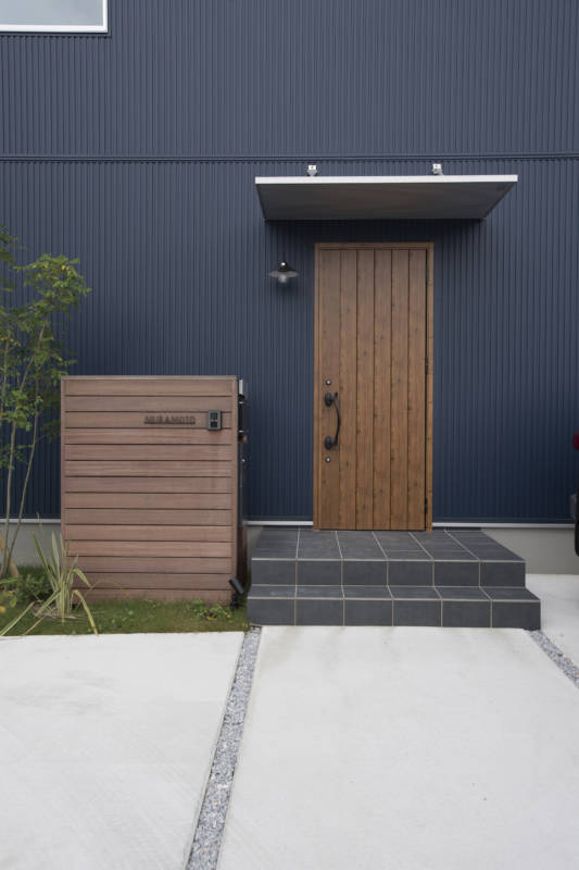 写真：紺色のガルバリウムに木を組み合わせた外観