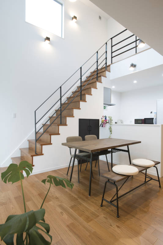 写真：吹き抜けのダイニング