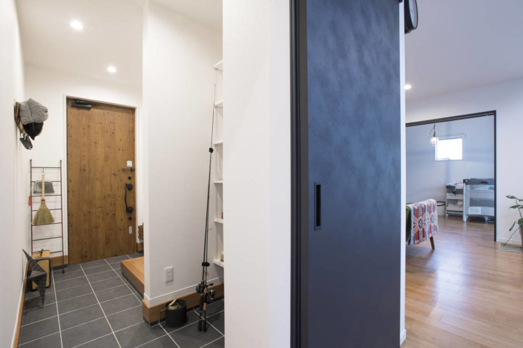 写真：奥行きのある土間がある玄関