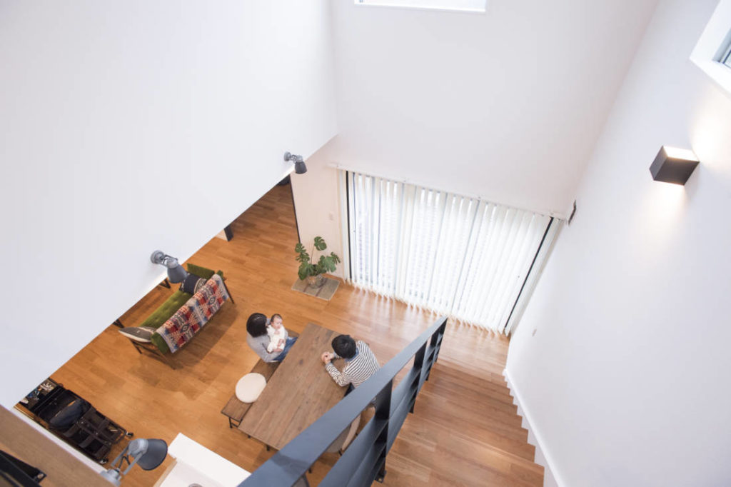 写真：自然光が降り注ぐ吹き抜け