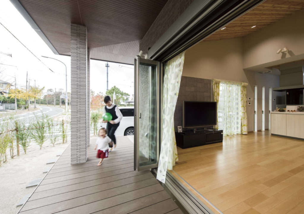 写真：大きな庇があるウッドデッキ