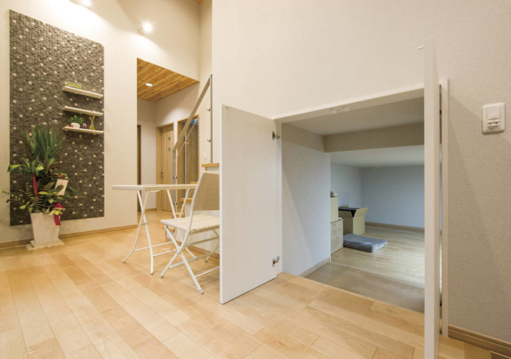 写真：寝室の真下にある大きな床下収納