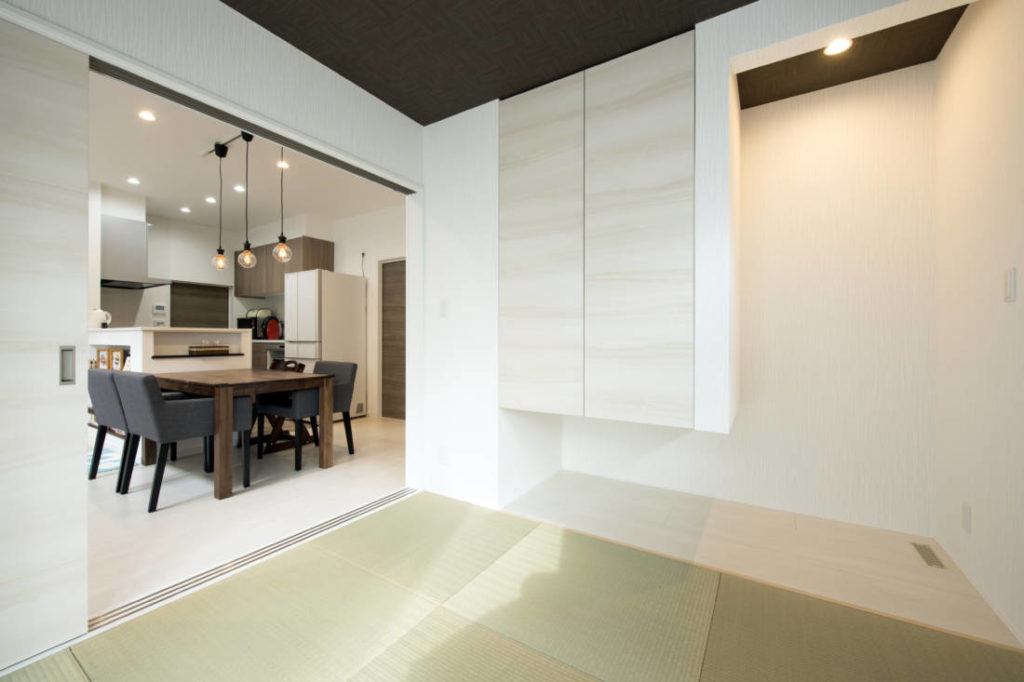 写真：リビングとフラットな床でつながった和室