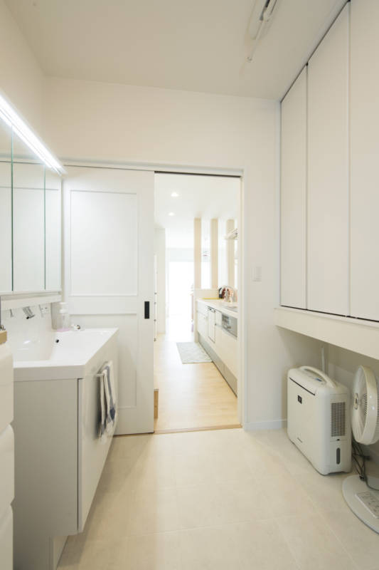 写真：キッチンや玄関からすぐにいける洗面室