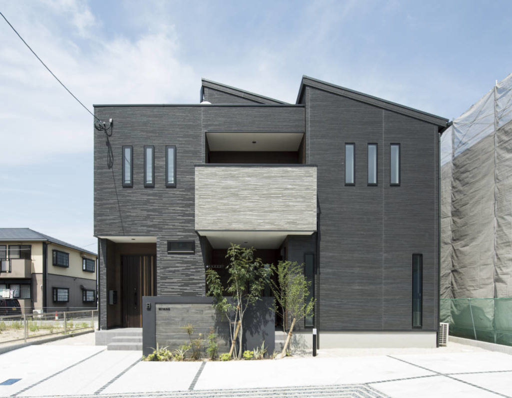 写真：汚れが目立たない色にこだわった外観