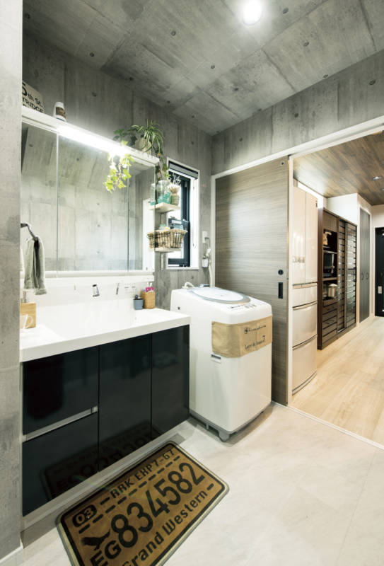 写真：すぐ洗面室へ入れるキッチン