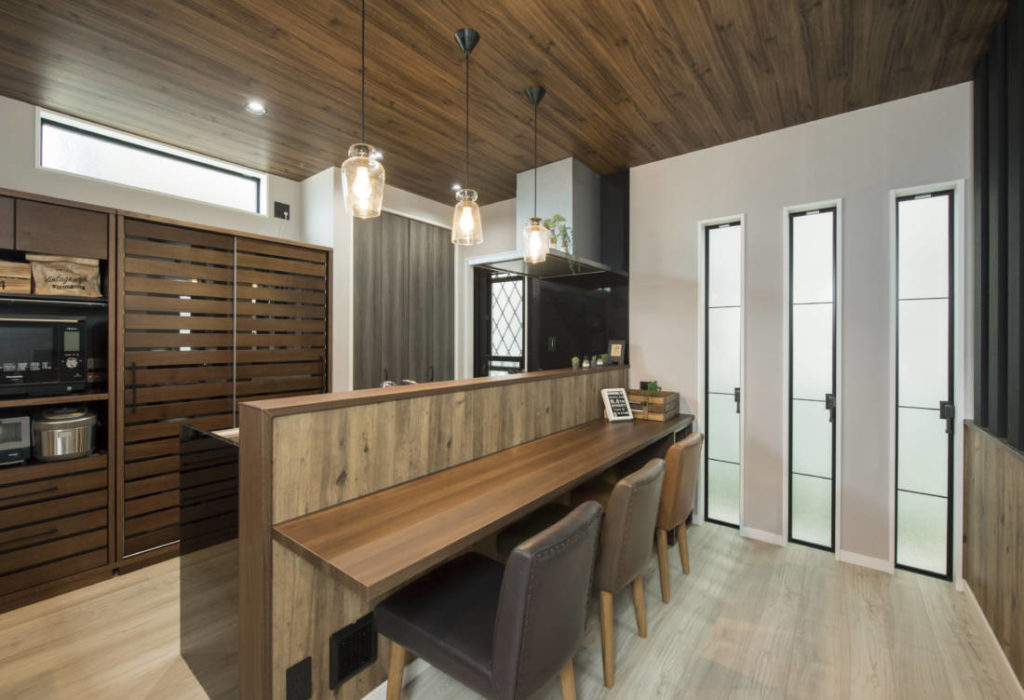 写真：カウンターを造作したキッチン