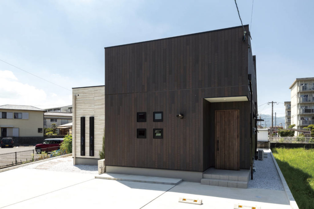 写真：、一見すると平屋とは思えないほど堂々としたデザインの外観