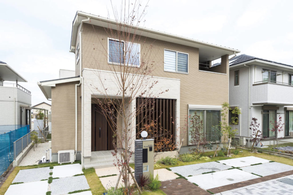 写真：格子がお洒落な外観