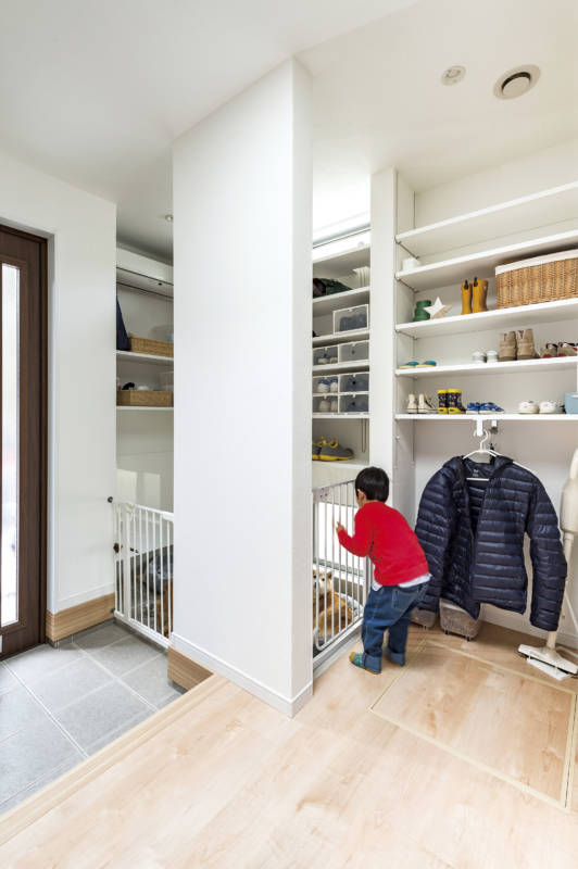 写真：愛犬2匹の場所を確保した広々とした玄関