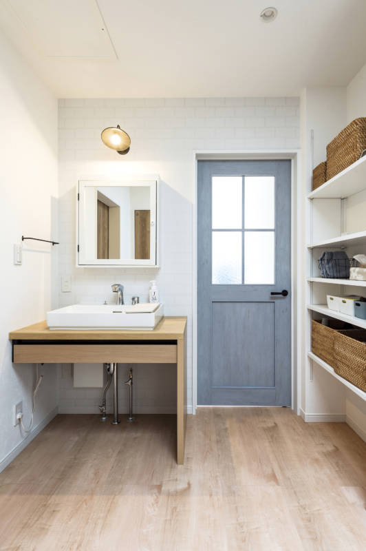 写真：洗面台を設置した玄関ホール