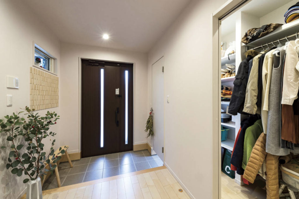 写真：上着を掛けられるパイプハンガー付きの玄関