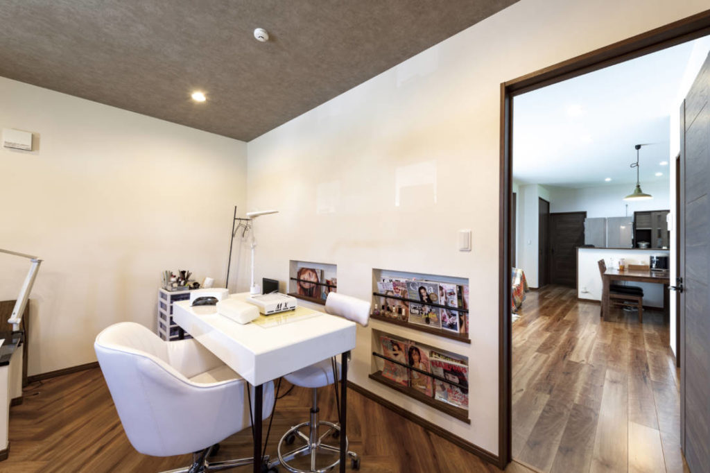 リビングにつながっているママのネイルサロン