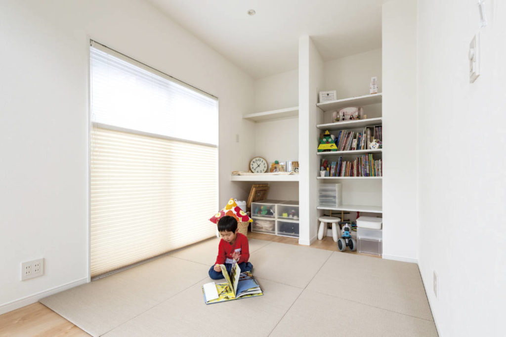 写真：リビングの一角に収納たっぷりのキッズスペース