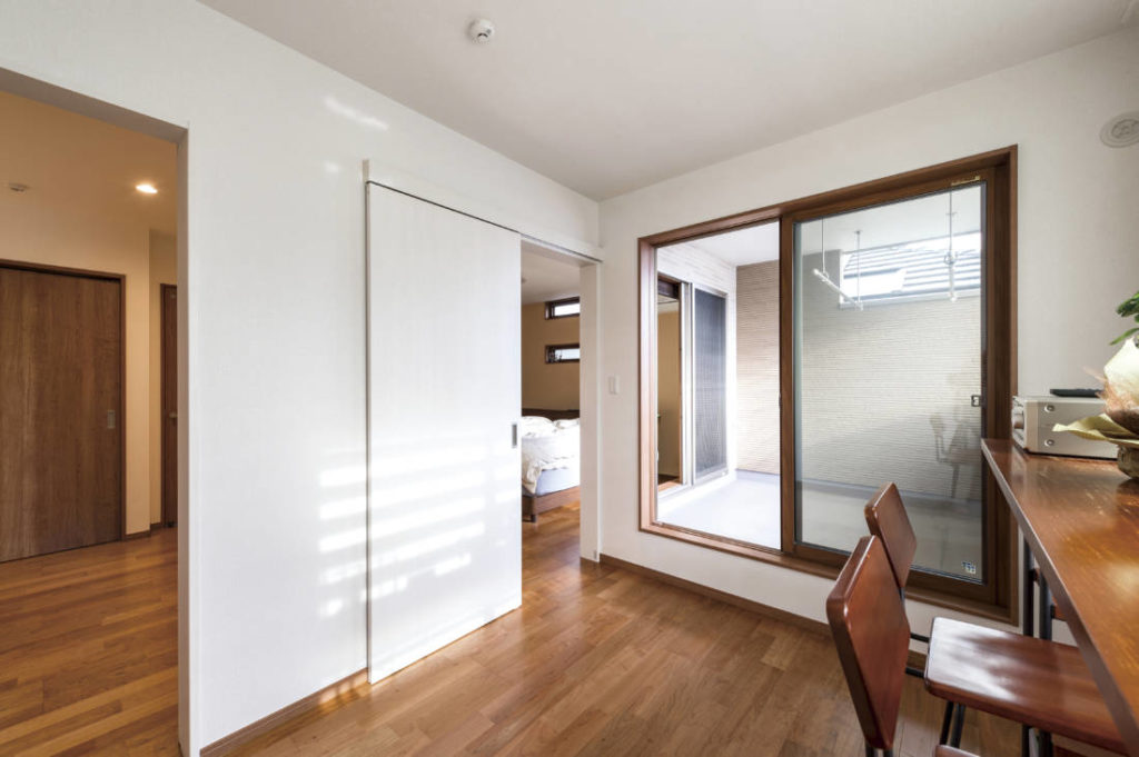 写真：インナーバルコニーのある夫の書斎