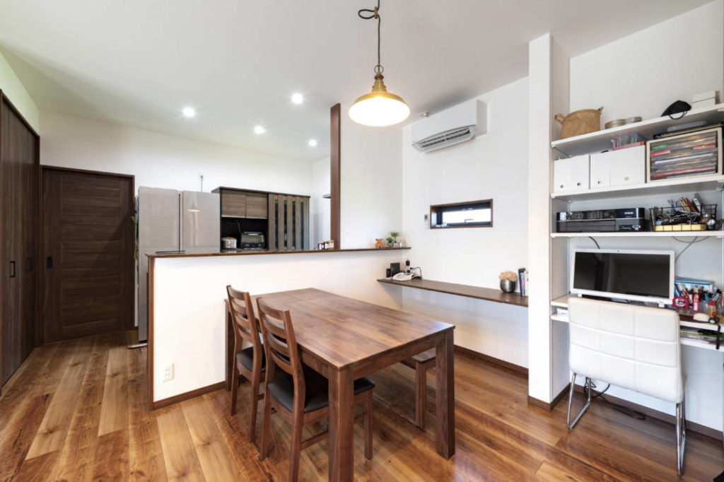 写真：壁に棚やカウンターを設けたリビング