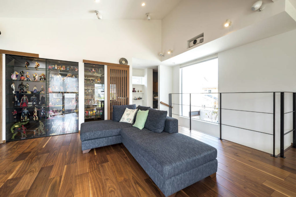 写真：リビングに夫が集めたフィギュアを陳列