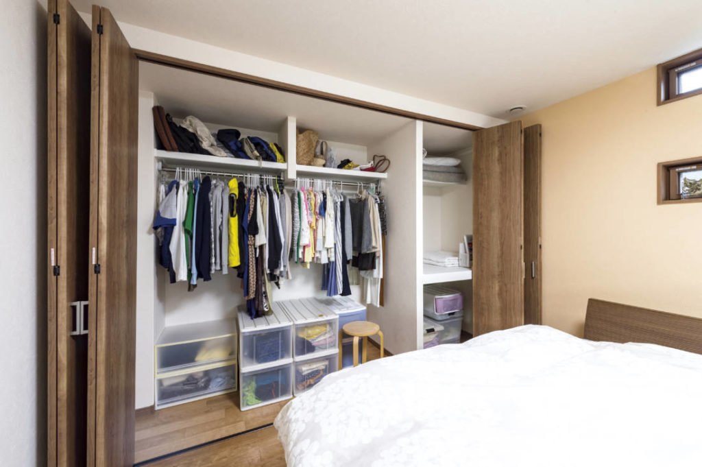 写真：奥行きたっぷりのクローゼット