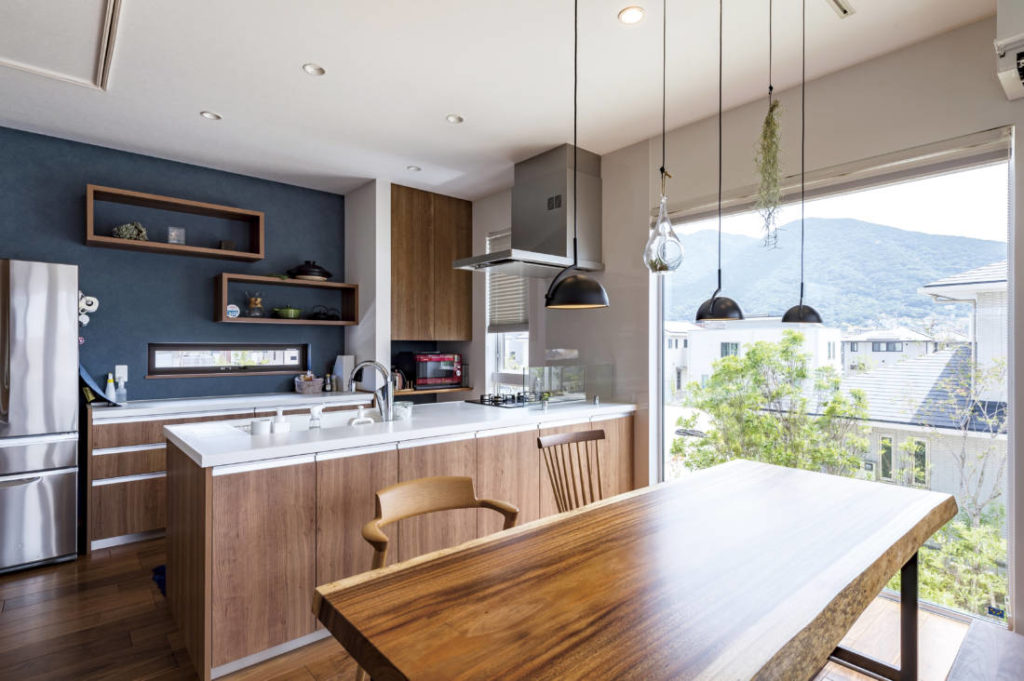 写真：木目調の棚や収納扉があるキッチン