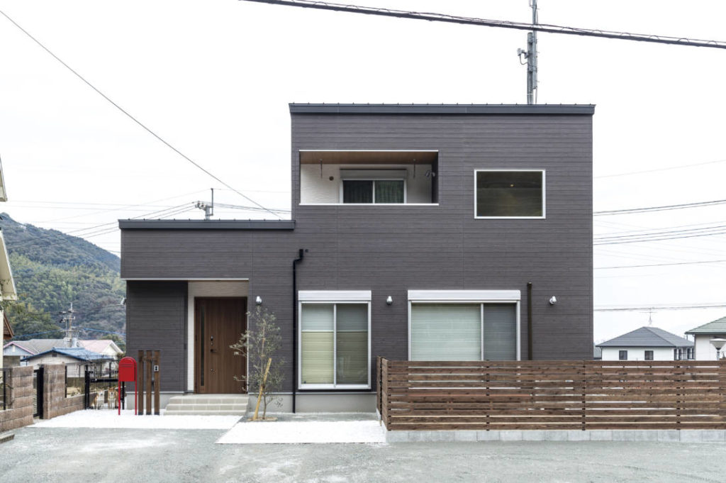 写真：室内とあえて違うイメージの落ち着いた色合いの外観